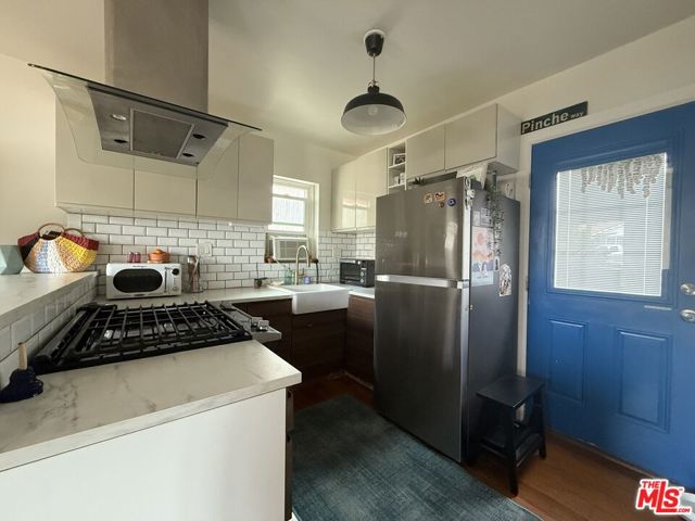 710 Stepney Street, Inglewood CA: https://media.crmls.org/mediaz/8757601e-415c-485c-9904-b2a0cabc7b65.jpg