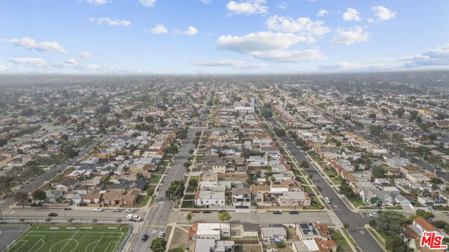 2729 W 79th Street, Inglewood CA: https://media.crmls.org/mediaz/87585671-9b9e-4cca-b704-9e87029ba15a.jpg