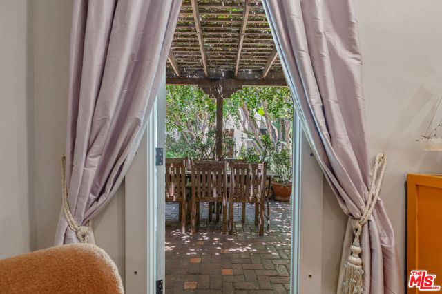 809 S Muirfield Road, Los Angeles CA: https://media.crmls.org/mediaz/87586174-2c33-47b9-8053-533f1a82ad7a.jpg