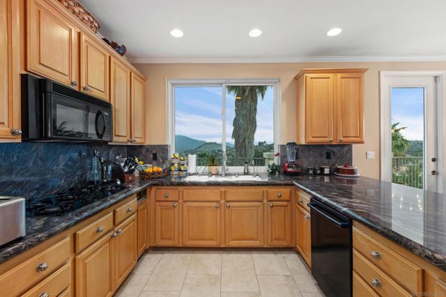 1566 Plantation Way, El Cajon CA: https://media.crmls.org/mediaz/8758ade3-86cb-4e09-b2b8-583d87f6d905.jpg