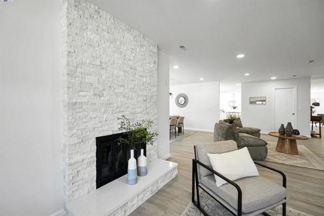 1662 Dorchester Pl, Concord CA: https://media.crmls.org/mediaz/8759bc72-420d-4652-90b2-b541382927f7.jpg