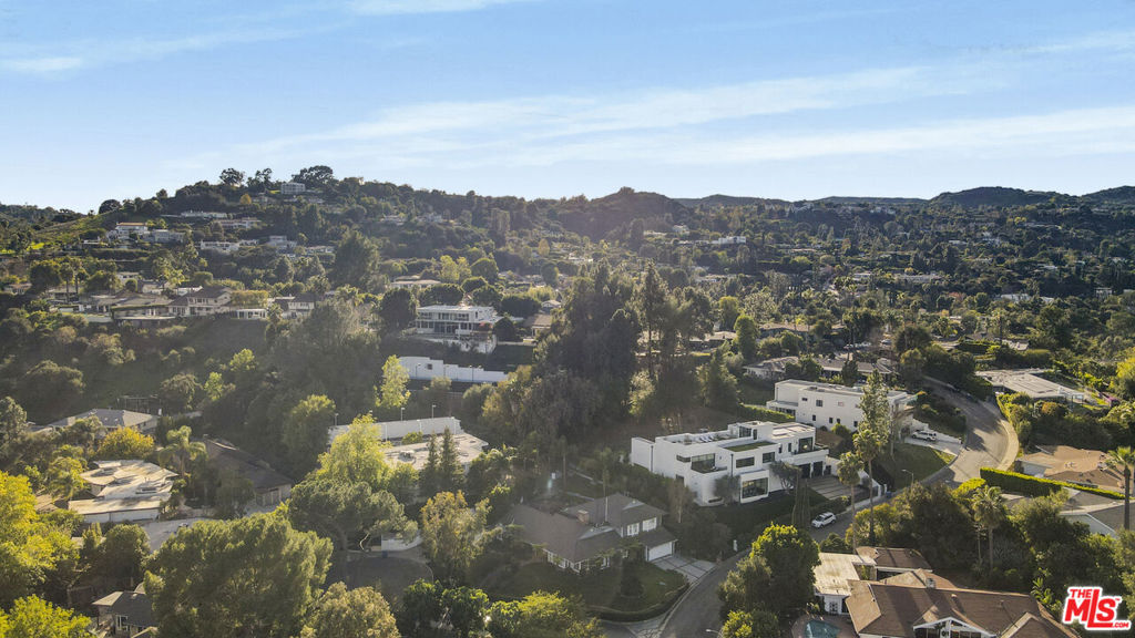 https://media.crmls.org/mediaz/8759c7a1-1e75-45f8-974c-96572f265481.jpg?preset=X-Large