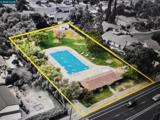 4554 Concord Blvd, Concord CA: https://media.crmls.org/mediaz/8759c81f-97fe-4428-a4c3-e52de844edec.jpg