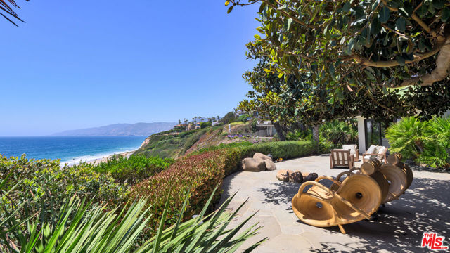 7221 Birdview Avenue, Malibu CA: https://media.crmls.org/mediaz/875b5234-fa3c-4f96-9e53-17a8e27be71d.jpg