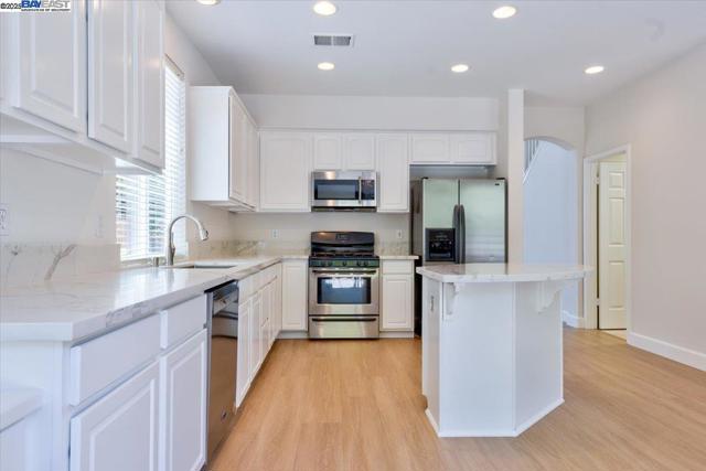 5615 Applegate Way, Dublin CA: https://media.crmls.org/mediaz/875b84cf-24c8-461b-a1b5-bb0fefae1310.jpg