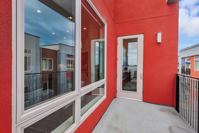 1028 Foster Square Lane, Foster City CA: https://media.crmls.org/mediaz/875b9110-50cb-46d5-b9c1-8ec26927934a.jpg