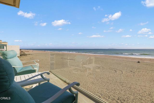 1135 Capri Way, Oxnard CA: https://media.crmls.org/mediaz/875bd94c-225c-4b89-956e-87ca56f2eeb0.jpg