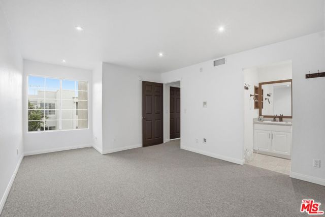 5530 Owensmouth Avenue, Woodland Hills CA: https://media.crmls.org/mediaz/875c5333-d19b-4beb-9682-0ad79979268f.jpg