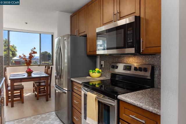 555 Pierce St, Albany CA: https://media.crmls.org/mediaz/875c6636-cd70-49ce-accd-3971bf94a53d.jpg