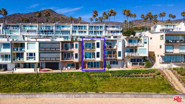 11856 Beach Club Way, Malibu CA: https://media.crmls.org/mediaz/875c71d6-3c31-45a7-8559-d3d7e76b9478.jpg