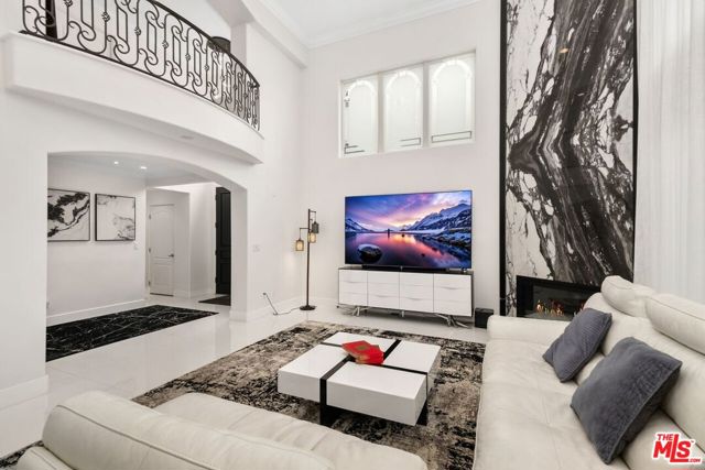 11974 Mayfield Avenue, Los Angeles CA: https://media.crmls.org/mediaz/875d6af7-5050-4eb3-8a55-b00cb51f421d.jpg
