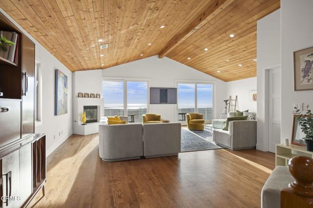 3541 Ocean Drive, Oxnard CA: https://media.crmls.org/mediaz/875ea7a9-93ce-4732-bad8-32359d184c67.jpg