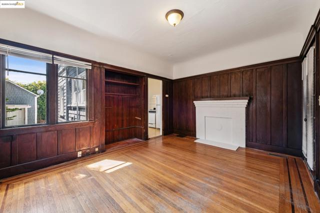 2714 Ave, Berkeley CA: https://media.crmls.org/mediaz/875ebf3b-e550-4530-9749-ccf94dfcfff4.jpg