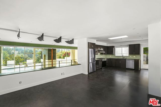 2442 Green View Place, Los Angeles CA: https://media.crmls.org/mediaz/875f1db6-89a5-4ae3-9e97-9d27cbcf065c.jpg