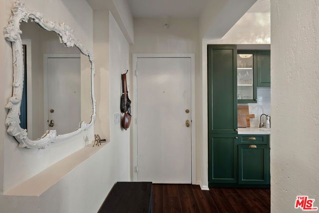 109 North Sycamore Avenue, 204 photo 7