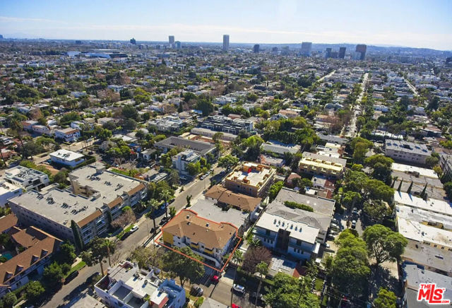 561 N Sweetzer Avenue, West Hollywood CA: https://media.crmls.org/mediaz/87606a84-0a61-4408-a9b7-08af14c9baab.jpg