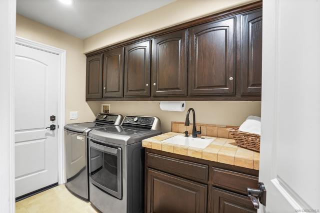 22590 Canyon Lake Drive South, Canyon Lake CA: https://media.crmls.org/mediaz/8762eca4-a622-4122-b0e4-e7e1159cf6e9.jpg