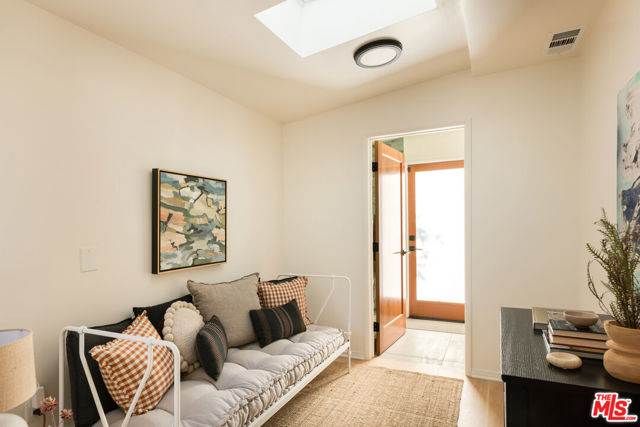 4825 Glenalbyn Drive, Los Angeles CA: https://media.crmls.org/mediaz/8762f9ee-2675-45a0-9a9f-9732baabff5e.jpg