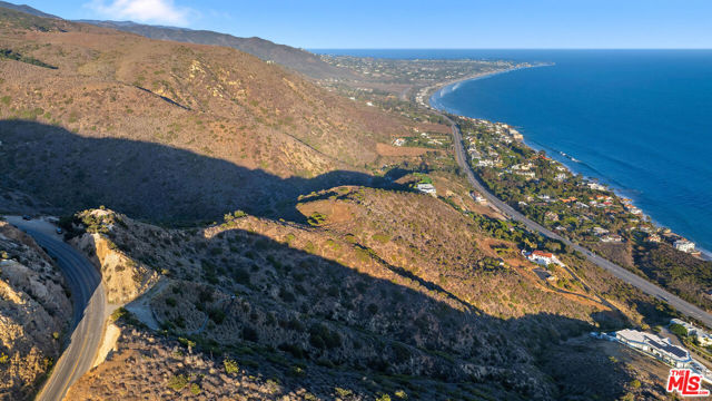 4140 Encinal Canyon Road, Malibu CA: https://media.crmls.org/mediaz/8762ffef-6287-4f30-863b-e363efc350d1.jpg