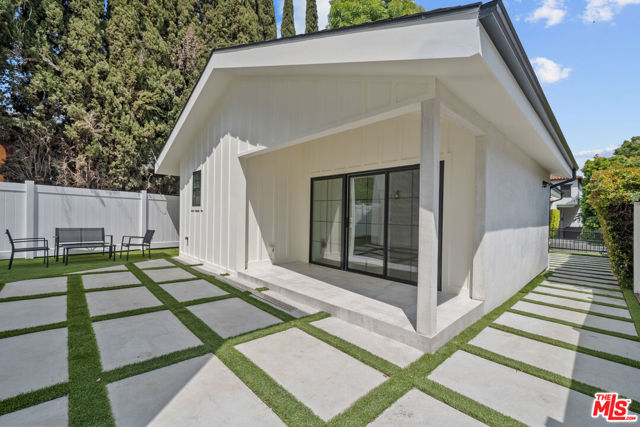 847 Huntley Drive, West Hollywood CA: https://media.crmls.org/mediaz/8763002d-2889-44f4-8821-ba5589a26568.jpg