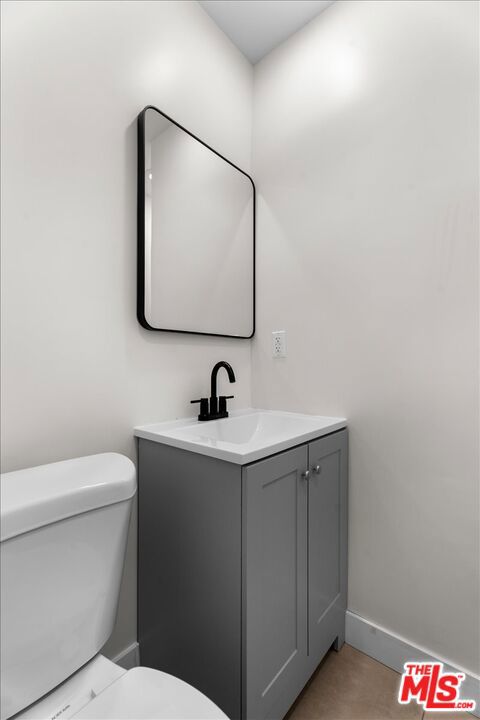 8644 Venice Boulevard, Los Angeles CA: https://media.crmls.org/mediaz/8763ef70-2030-442b-a5d0-b60c6eddebd9.jpg