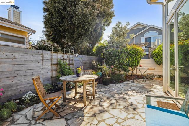 26 Farallon Ct, Richmond CA: https://media.crmls.org/mediaz/87649330-2dd1-4dee-86de-935e0c9ab2f3.jpg
