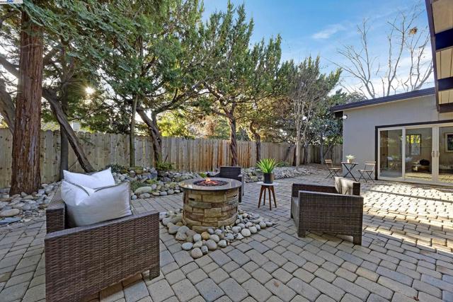 4004 Salem St, Concord CA: https://media.crmls.org/mediaz/876507a0-c8d8-425c-bc5c-101430c6afbf.jpg