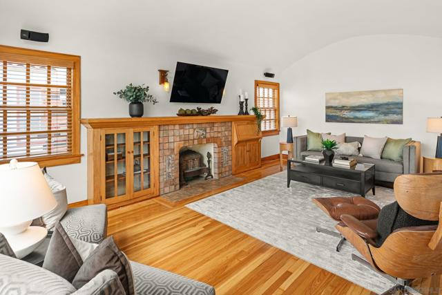 4605 4607 Terrace Dr, San Diego CA: https://media.crmls.org/mediaz/8766226c-fc0f-480c-94ec-9f60661226ef.jpg
