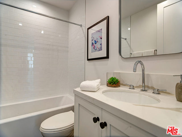 11979 Mayfield Avenue, Los Angeles CA: https://media.crmls.org/mediaz/8766efe6-eaee-489e-982e-52094900d5dc.jpg