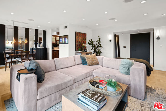 949 N Kings Road, West Hollywood CA: https://media.crmls.org/mediaz/8767017f-97d1-4b39-80e5-030bbaf3a72c.jpg