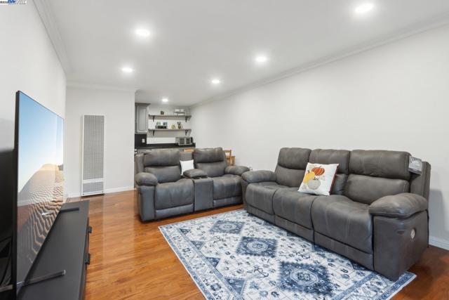 Image 6 of 25 For 38455 Bronson St  128