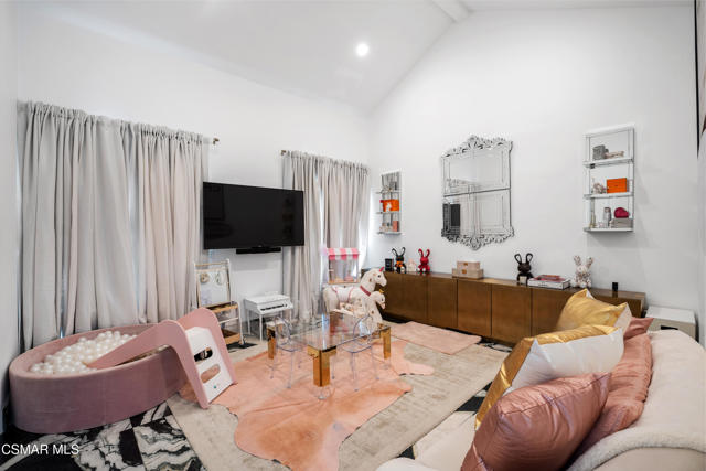 25665 Mulholland Highway, Calabasas CA: https://media.crmls.org/mediaz/87693fd6-df53-4acf-89a0-ae8c280fdc9a.jpg