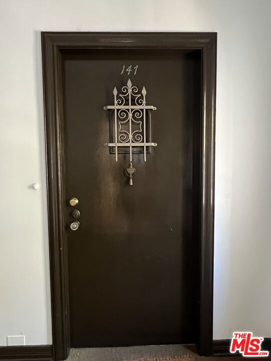 143 N Sycamore Avenue, Los Angeles CA: https://media.crmls.org/mediaz/8769962b-7e0e-45a4-926e-e79d33cf91dd.jpg