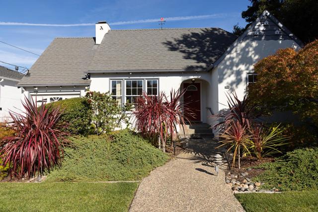 1541 Maple Street, San Mateo CA: https://media.crmls.org/mediaz/8769c9c9-7781-4062-b06e-e605190c71a9.jpg