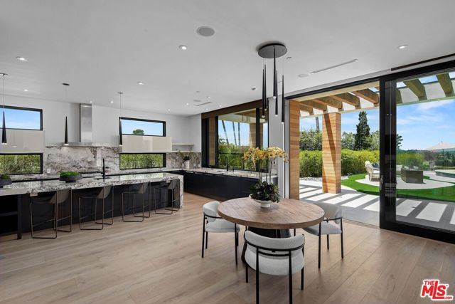 455 Castle Place, Beverly Hills CA: https://media.crmls.org/mediaz/876a6dec-758a-47e5-bc96-a4f8262de1ea.jpg