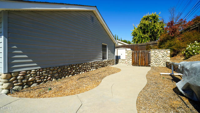 1542 Uppingham Drive, Thousand Oaks CA: https://media.crmls.org/mediaz/876b8ab5-f89d-445d-b21b-500b3b9c0118.jpg