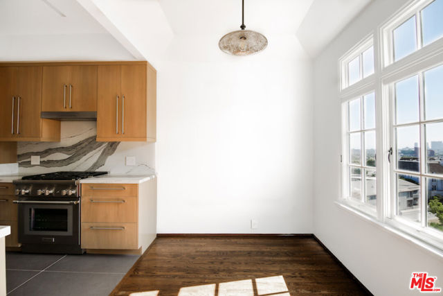 1302 Sweetzer Avenue, West Hollywood CA: https://media.crmls.org/mediaz/876bcfb1-f5ea-48a6-b58b-3d586d46d085.jpg
