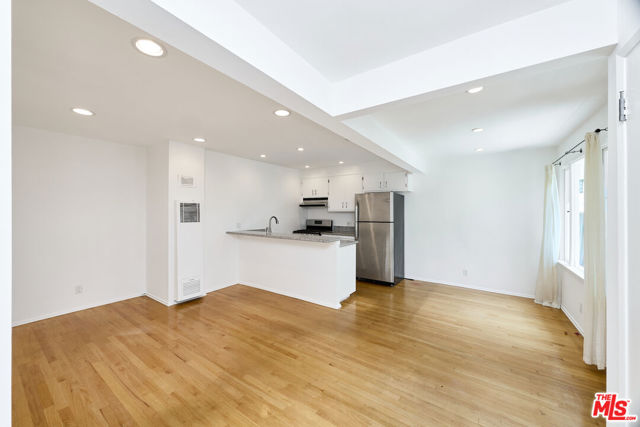 607 Ashland Avenue, Santa Monica CA: https://media.crmls.org/mediaz/876bfa5f-476b-4fac-a6c5-be40d9554d22.jpg