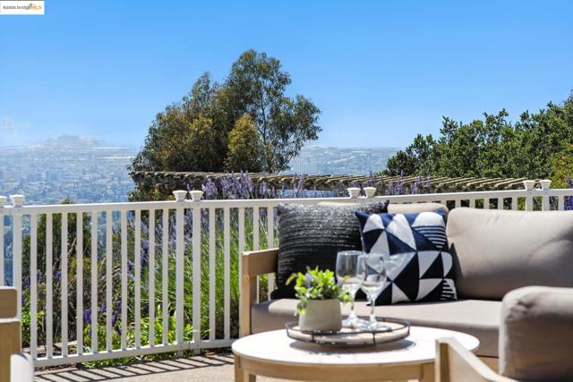 25 Holyrood Manor, Oakland CA: https://media.crmls.org/mediaz/876c10be-ccd7-4916-9d23-ae61c14c3f7a.jpg