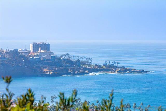 8294 Prestwick Dr, La Jolla CA: https://media.crmls.org/mediaz/876cc8f2-2e1d-4176-b004-75c7ddcbfea0.jpg