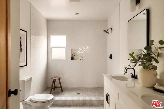 2041 S Palm Grove Avenue, Los Angeles CA: https://media.crmls.org/mediaz/876e9a35-1a9d-46e7-bf03-159e4a805b64.jpg