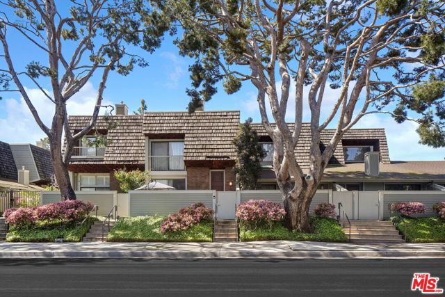 4329 Redwood Avenue, Marina del Rey CA: https://media.crmls.org/mediaz/876ef674-d51c-4c9d-8b07-145fa6a94ad6.jpg