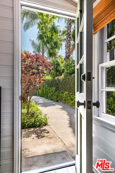 4150 Elmer Avenue, Studio City CA: https://media.crmls.org/mediaz/876f8d22-1fc6-4b33-97b2-9bab03f070dc.jpg