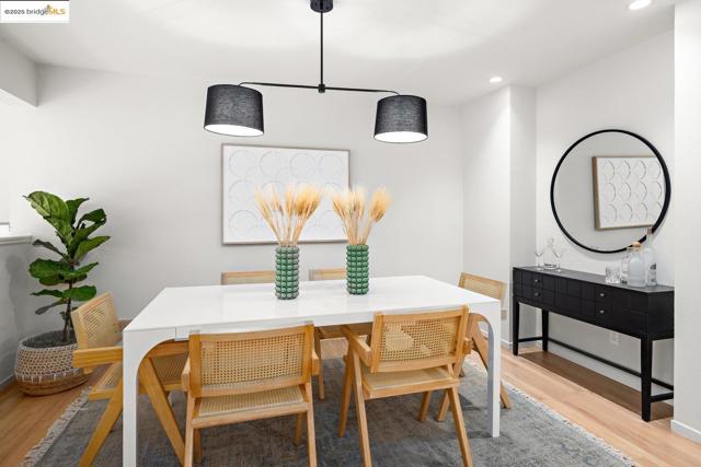 6566 Chelton Dr, Oakland CA: https://media.crmls.org/mediaz/87702a8c-a0c8-460e-9a58-11723cfa4f08.jpg