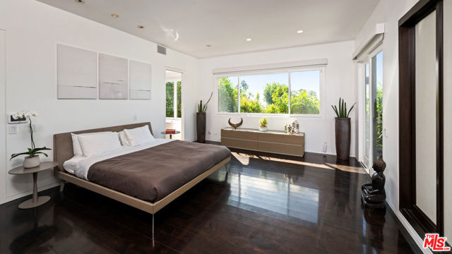 1415 Summitridge Drive, Beverly Hills CA: https://media.crmls.org/mediaz/8770a9e2-b3c9-4185-a2fa-b098b2bee6fb.jpg