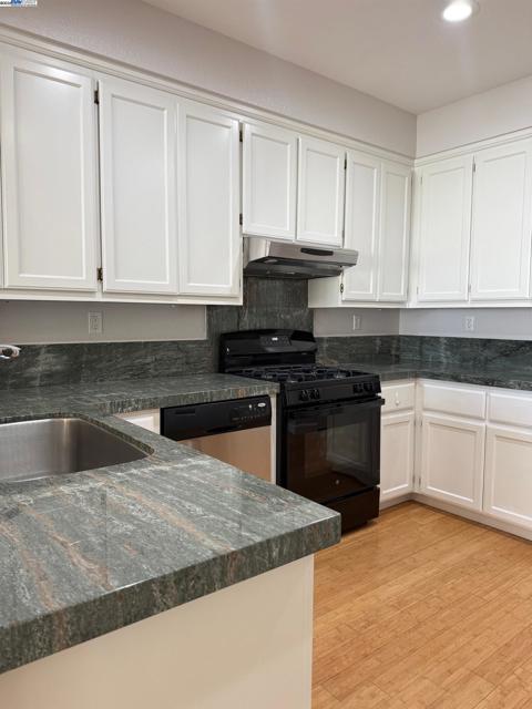 1230 Sutter Creek Ln, San Ramon CA: https://media.crmls.org/mediaz/8770c0d4-c3b0-47c1-b574-b829c1e7c0ad.jpg