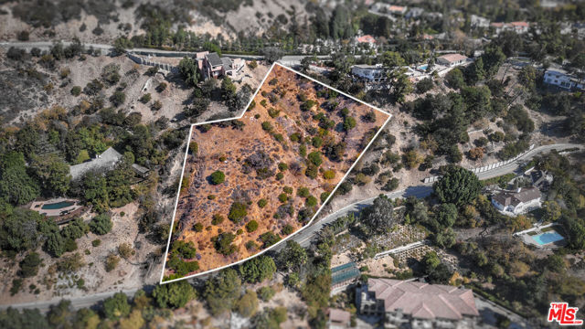 2811 Benedict Canyon Drive photo 3