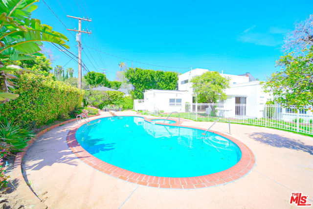 525 N Rexford Drive, Beverly Hills CA: https://media.crmls.org/mediaz/87743626-e338-4b55-9e99-cbf5fac33044.jpg
