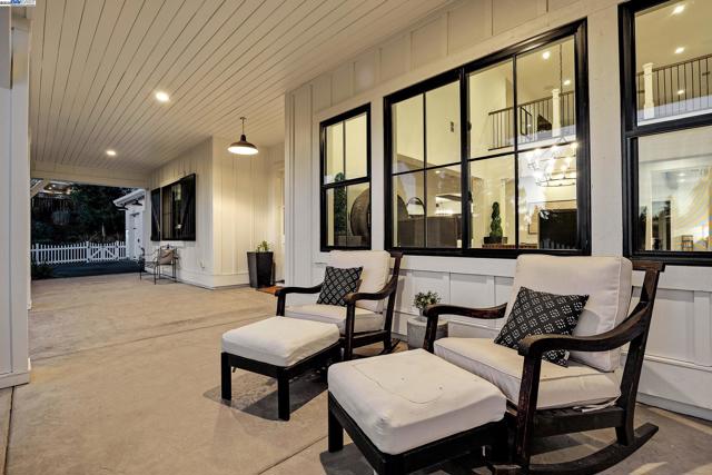 2621 Royal Oaks Dr, Alamo CA: https://media.crmls.org/mediaz/87751071-69f1-4a80-a052-285aabfc69f5.jpg