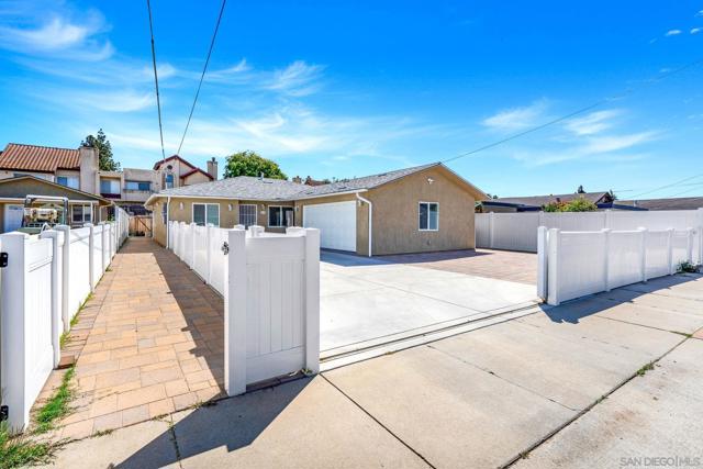 619 Dorothy St, El Cajon CA: https://media.crmls.org/mediaz/87751402-f5cf-4ff2-a6ae-2633504968ae.jpg